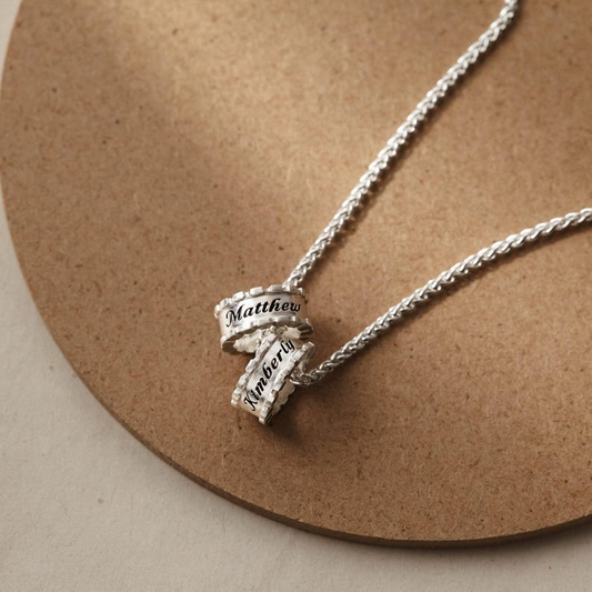 Hollis Name Necklace